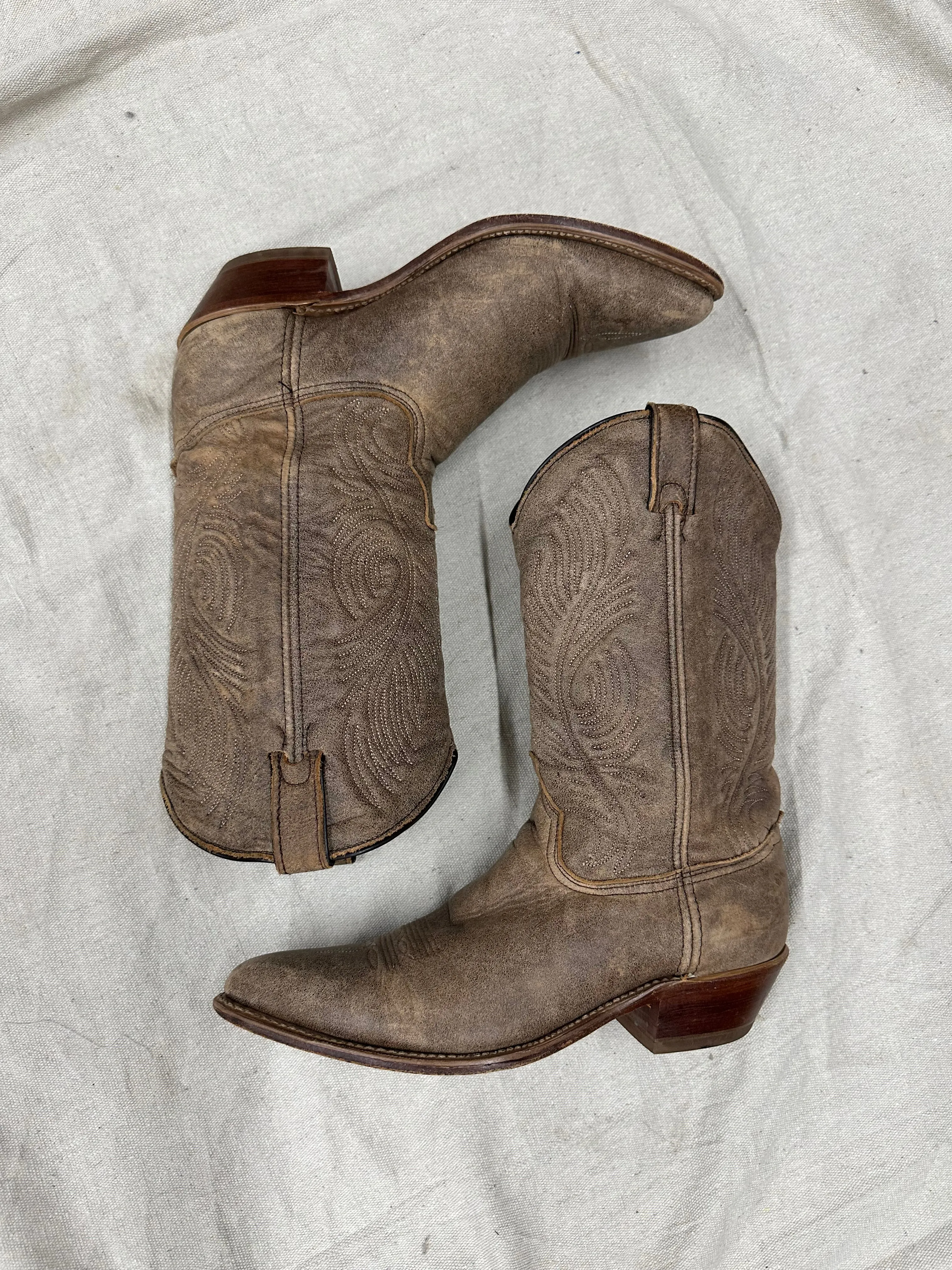 Vintage beige detailed cowboy boots